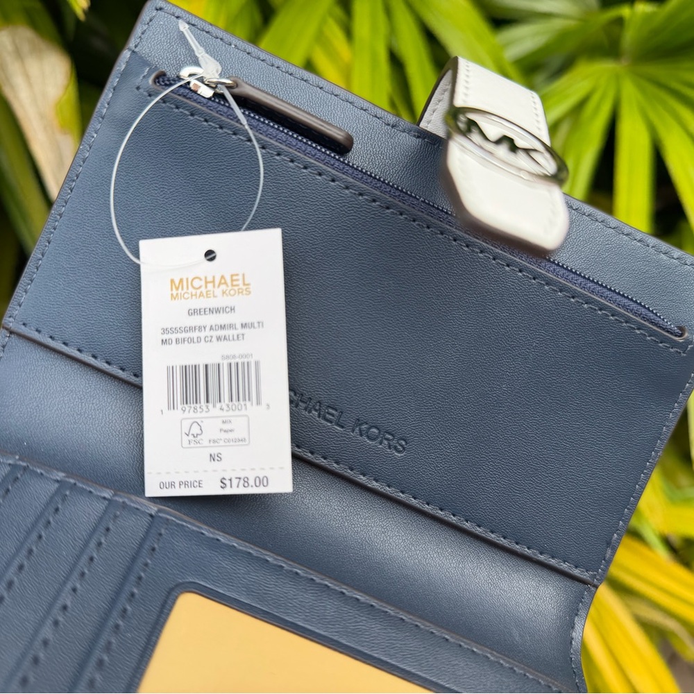 Michael Kors Greenwich Jet Set Navy and White Logo Wallet - Picture 7 of 8
